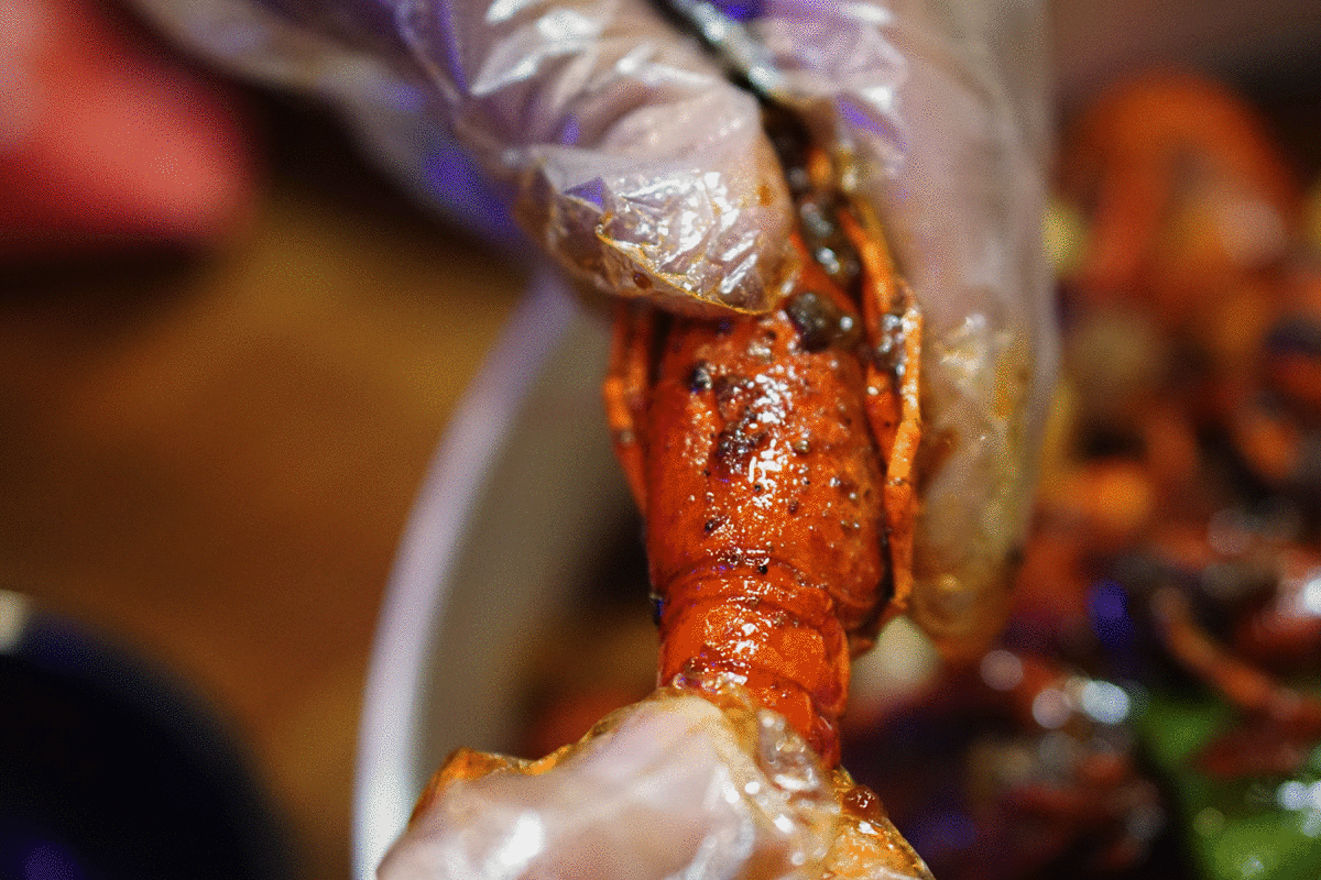 炎炎夏日喝着冰镇的啤酒,吃着小龙虾,香香的,辣辣的,烦恼全跑光!