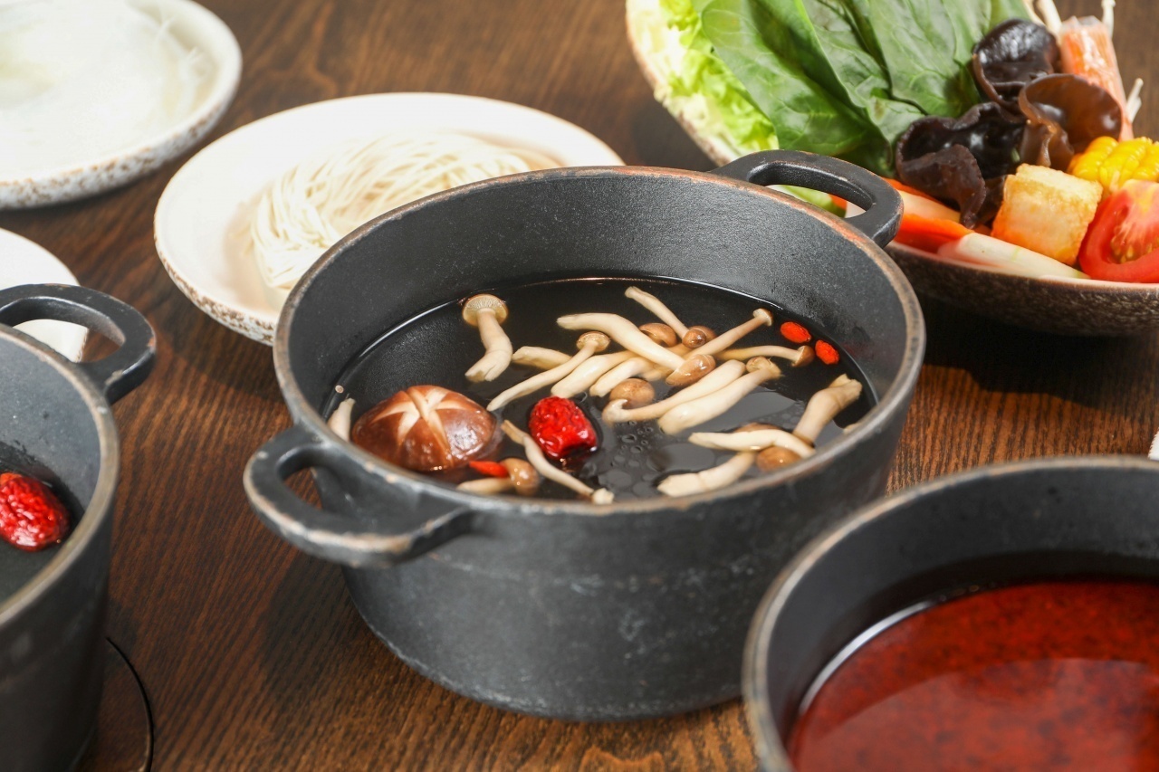 口汤底浓郁鲜香,满是精华可谓是锅中珍品一份拥有各种珍鲜菌菇的锅底=