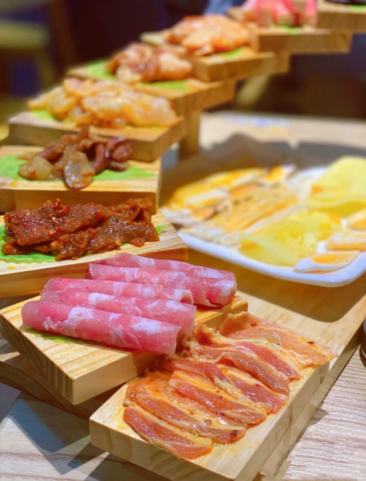 十阶烤肉,还有各式配菜,满足你的肉肉自由!寒风习习
