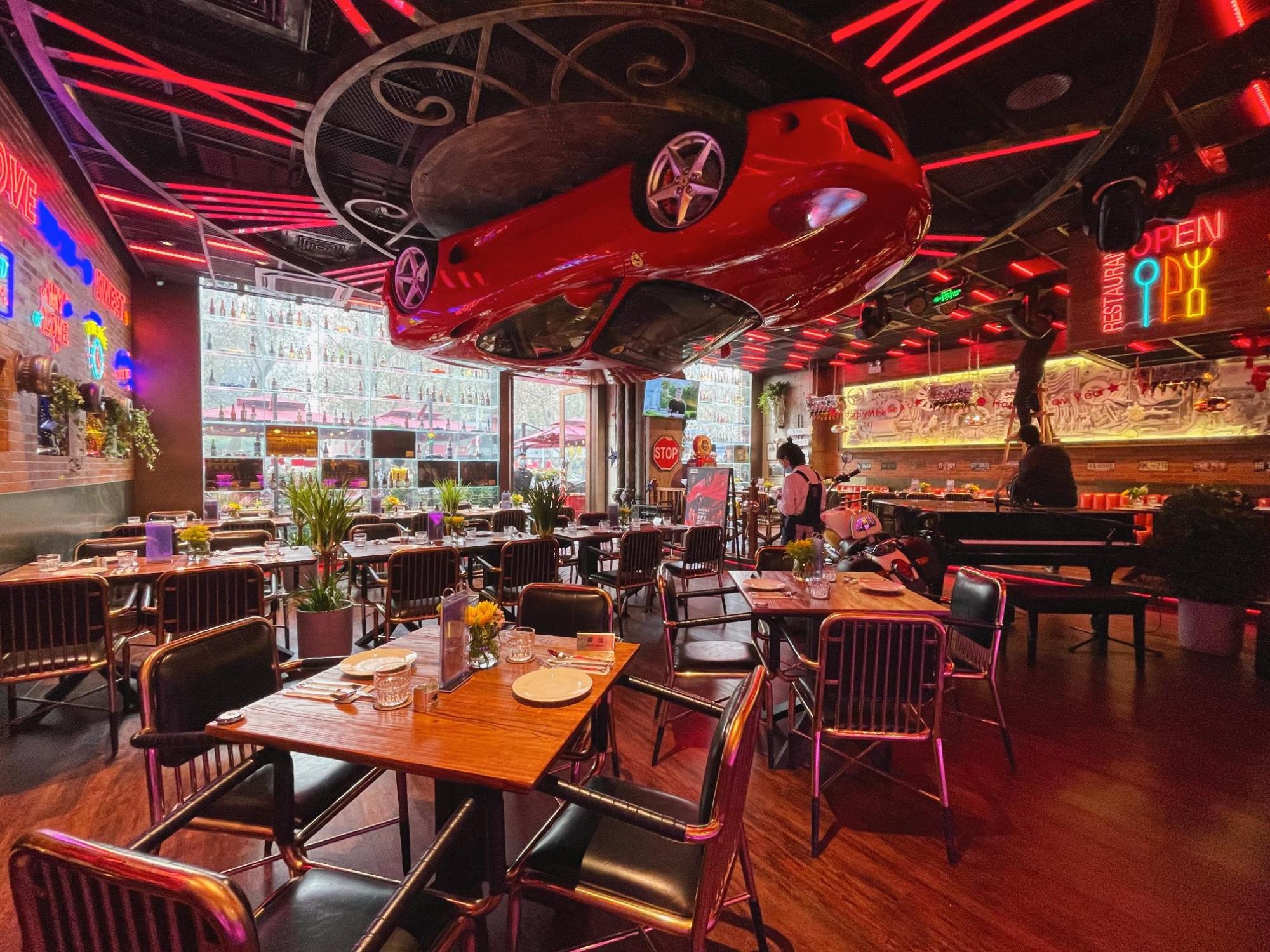 1886德国汽车餐厅新街口艾尚天地店重磅来袭耗资2000万打造的汽车主题